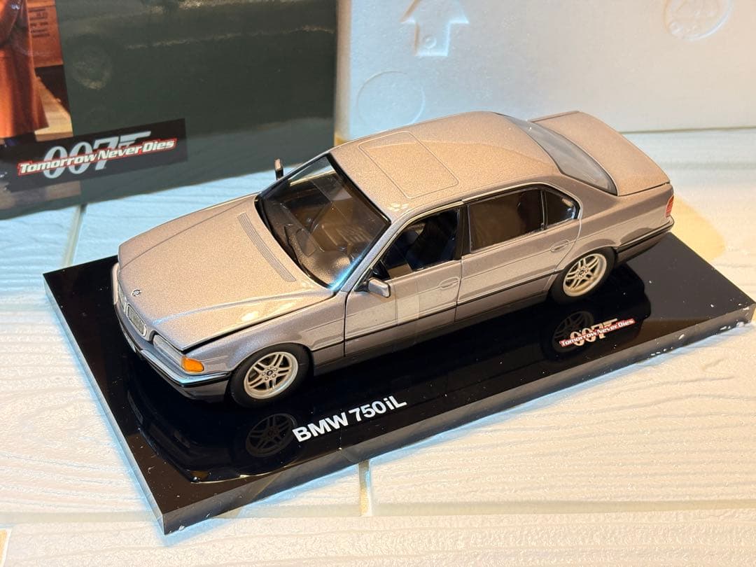 BMW 750iL 1/24 007 ジェームズボンド トゥモロー・ネバー・ダイ