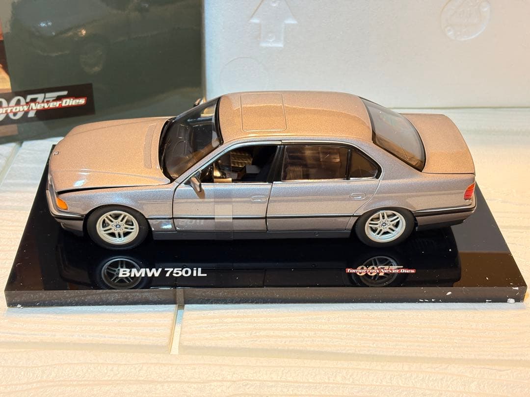 BMW 750iL 1/24 007 ジェームズボンド トゥモロー・ネバー・ダイ