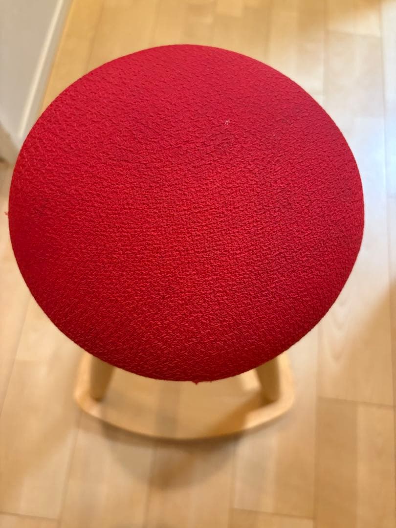 【cosin】赤い帽子のキッチンスツール 旭川家具　メープル　天然木
