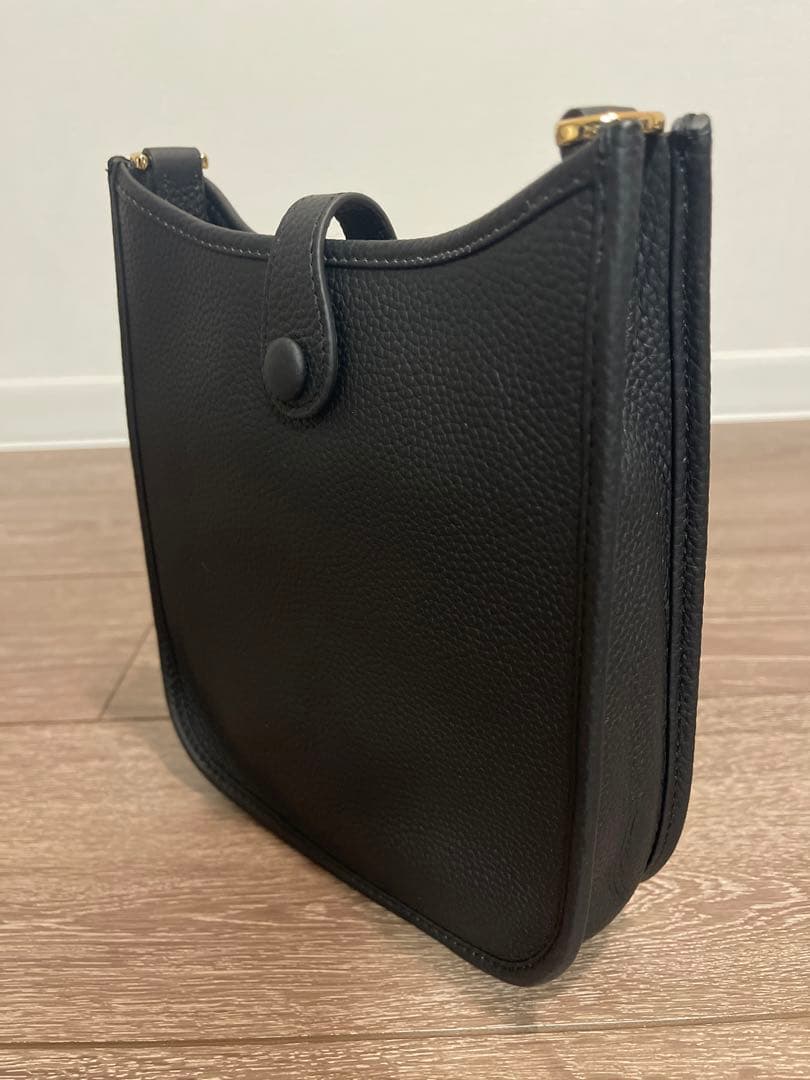 c*o様 黒レザーショルダーバッグ エンボスロゴ