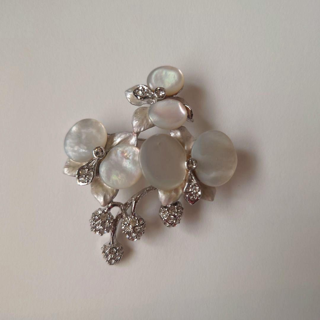 ヴァンドームブティック　ブローチ　胡蝶蘭　白蝶貝