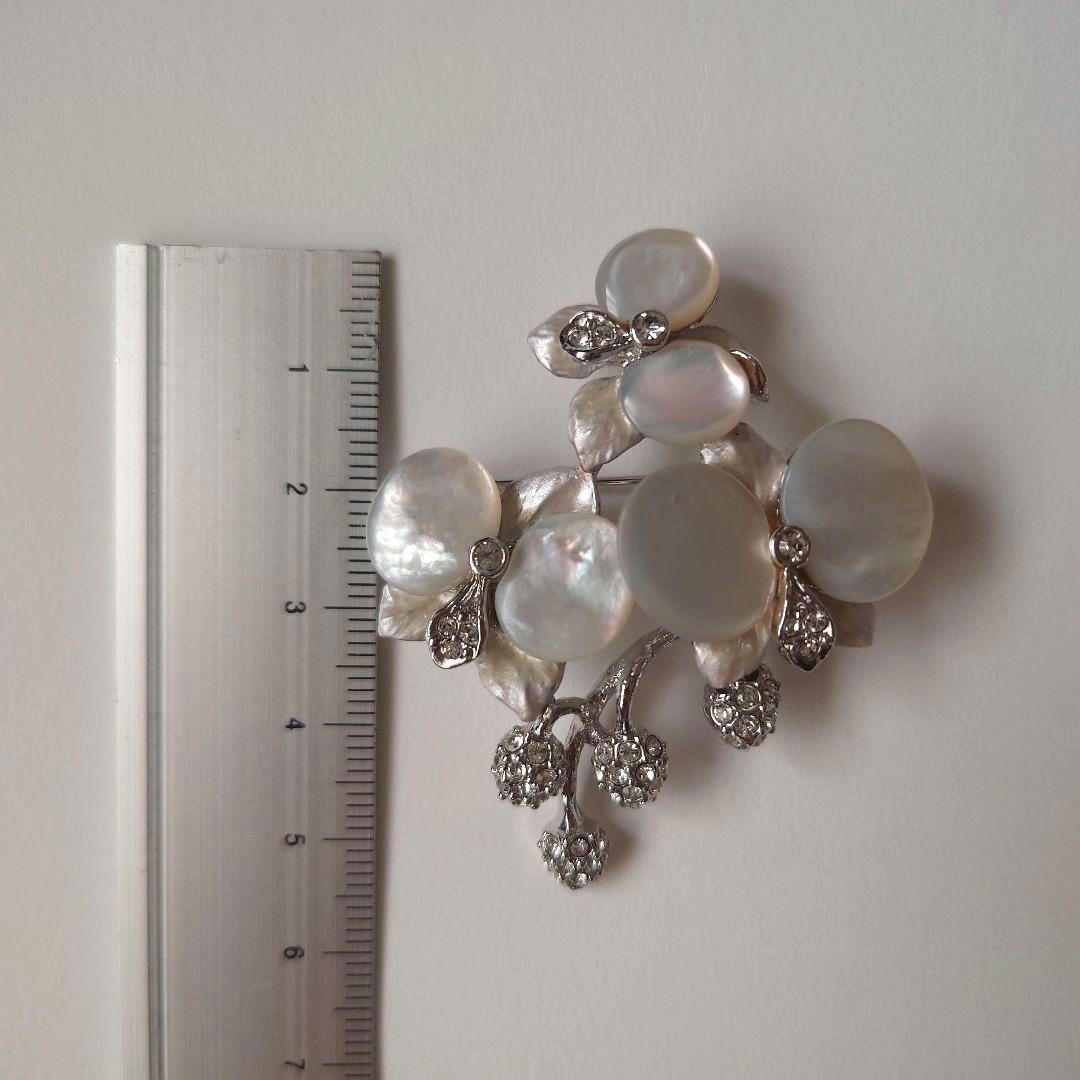 ヴァンドームブティック　ブローチ　胡蝶蘭　白蝶貝