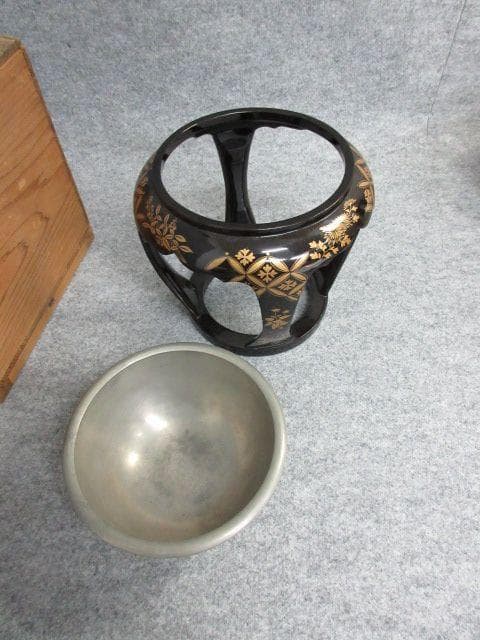 黒塗蒔絵七宝文盃洗台に錫製盃洗箱入り [B25694]