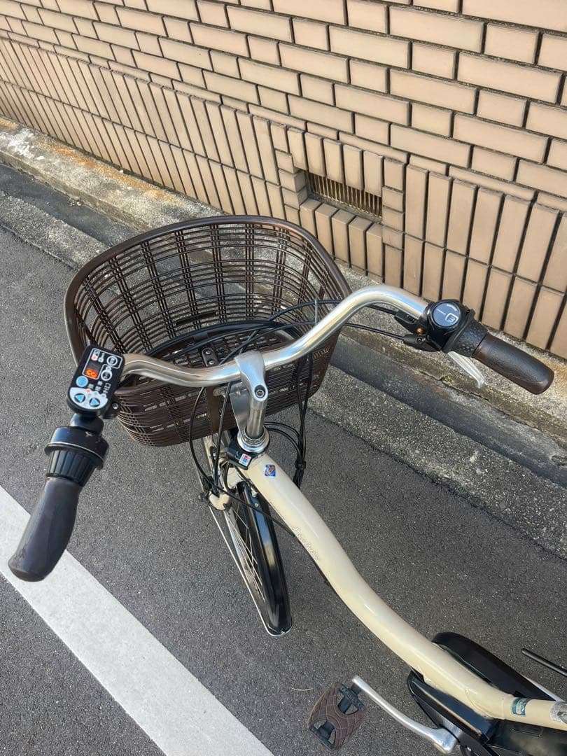 6.6Ahブリヂストン電動アシスト自転車 クリーム色 前カゴ付き