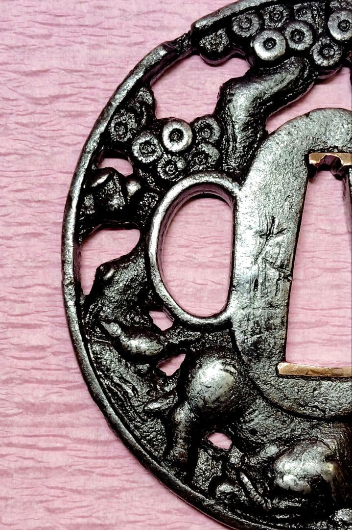 刀装具 鐔 鍔 在銘 友長 鉄地 松 人物図透かし 丸形鐔 時代物