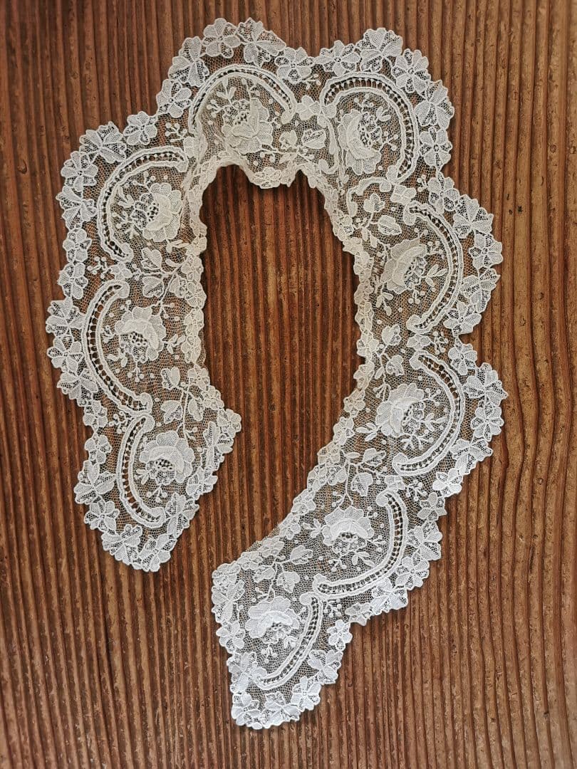 アンティークベルギー ポワンドガーズローズ ９輪の立体薔薇 レースカラー 付け襟