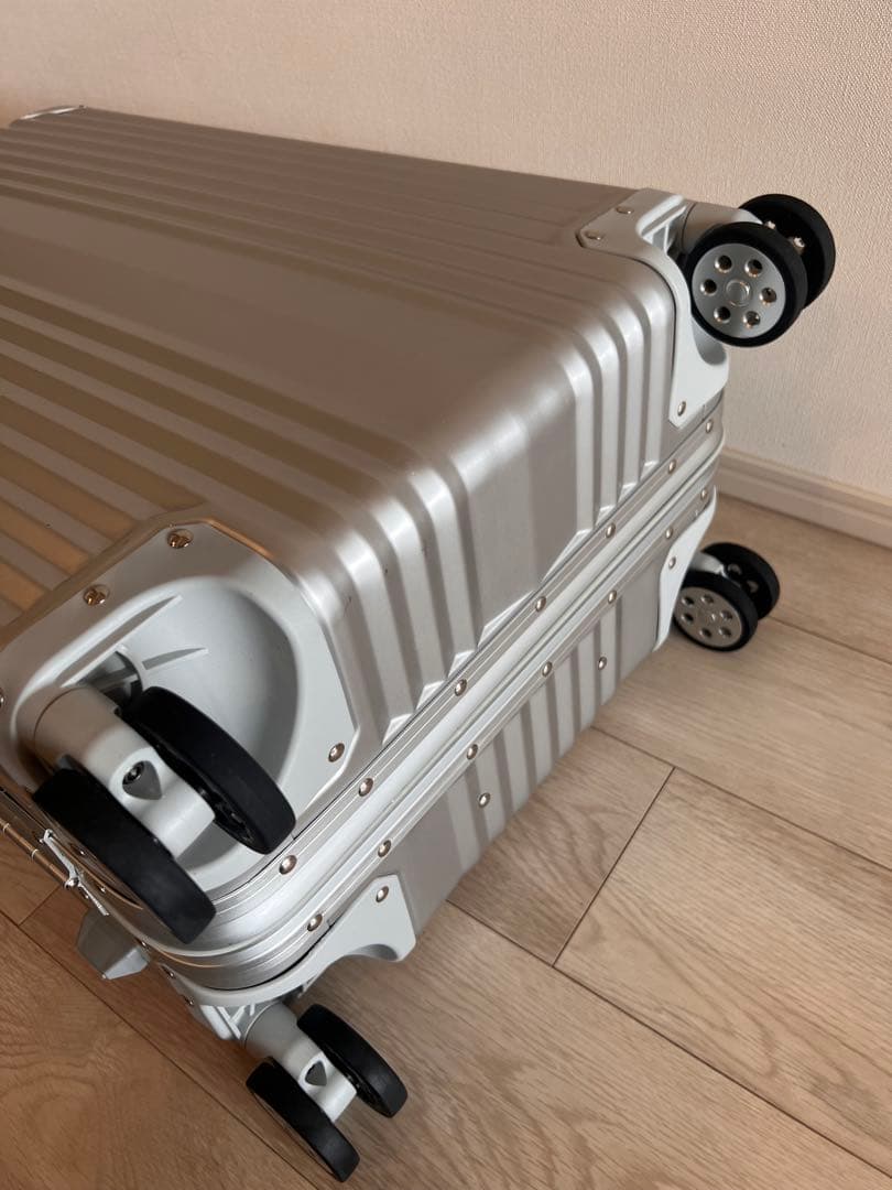 非売品　メルセデスベンツ　スーツケース　シルバーキャリーケース 4輪　65L