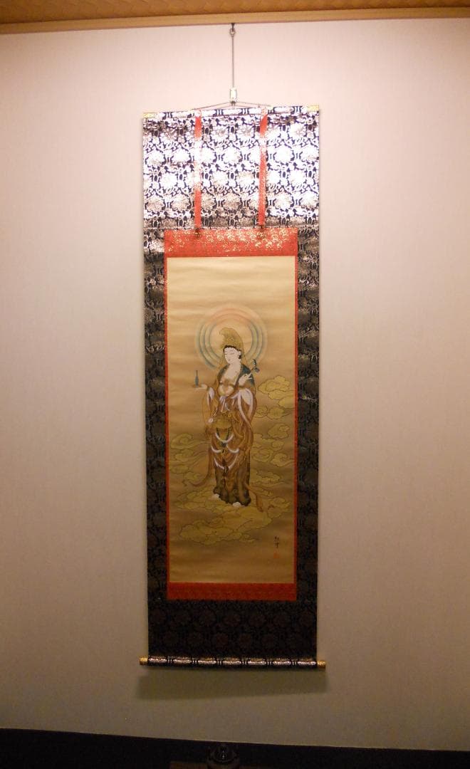 掛け軸 山田紅雪 聖観音 絹本 希少 軸装 茶道具 掛軸 美品 です。