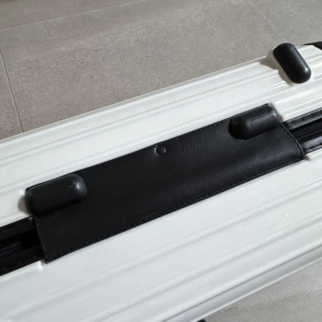 リモワ　機内持ち込みサイズ　スーツケース　ホワイト　ブラック