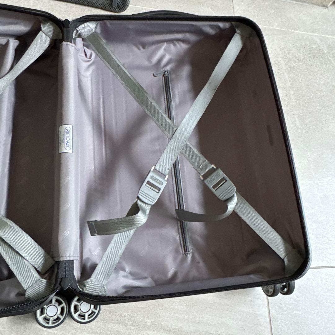 リモワ　機内持ち込みサイズ　スーツケース　ホワイト　ブラック