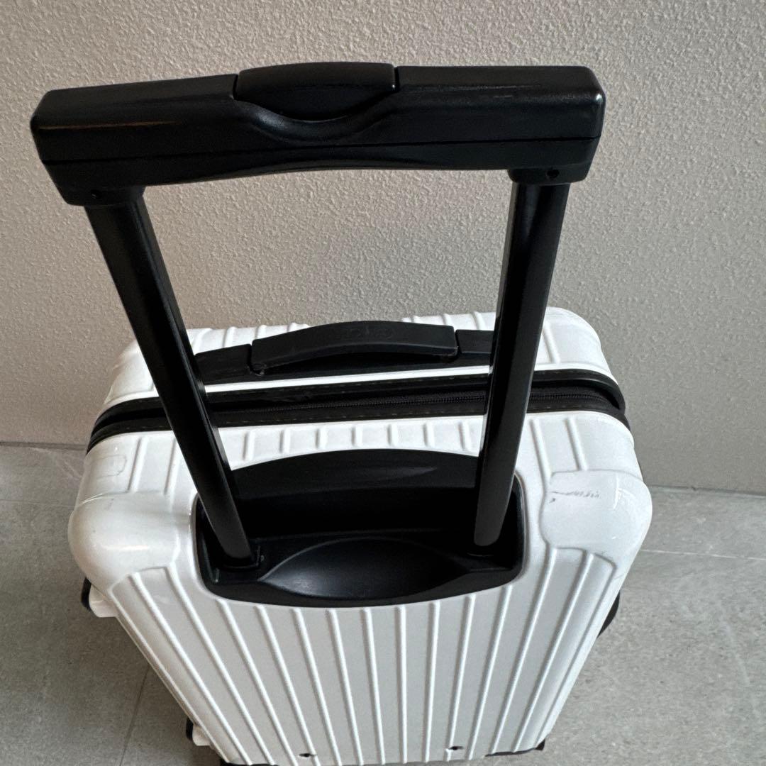 リモワ　機内持ち込みサイズ　スーツケース　ホワイト　ブラック