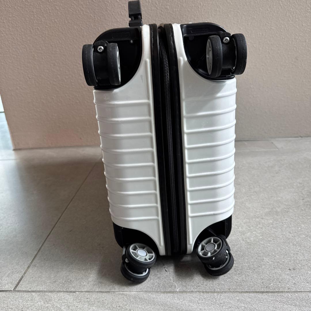 リモワ　機内持ち込みサイズ　スーツケース　ホワイト　ブラック