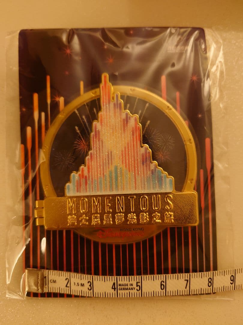 【超激レア、非売品】香港ディズニーランド　Momentous大型ピンバッジ
