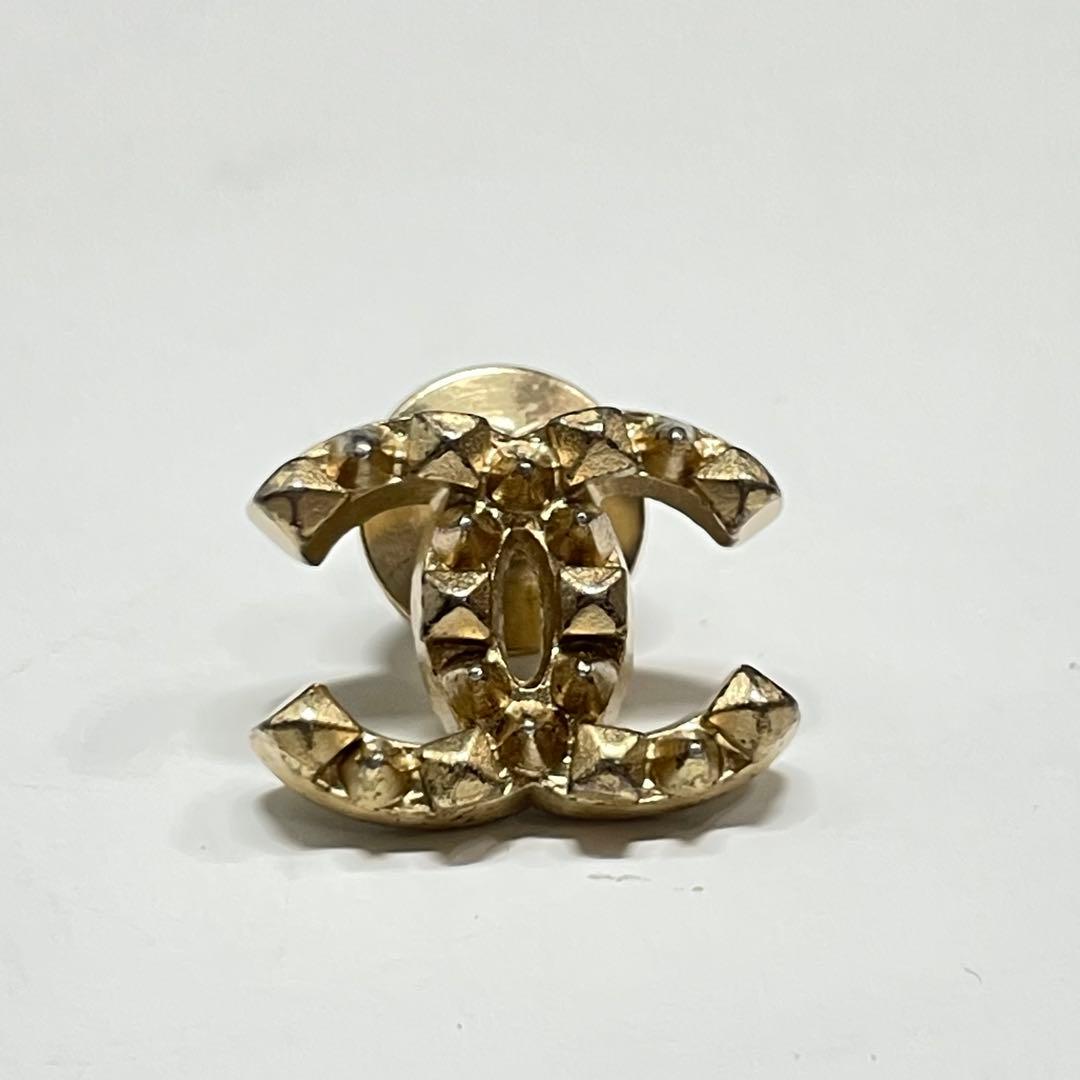 た*や様 CHANEL ゴールド ロゴブローチ