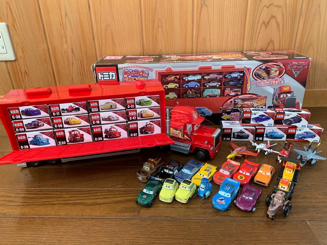 カーズトミカ たくさんのせよう！大きなマック トレーラー　　トミカ49台セット
