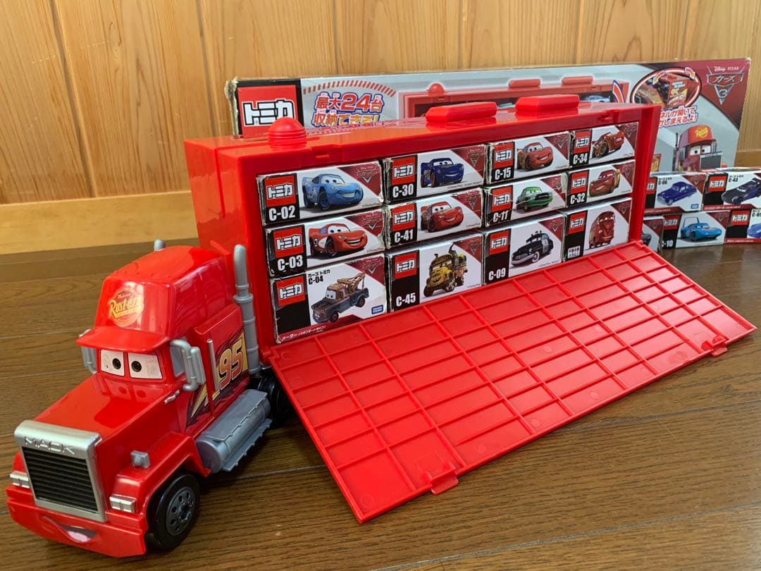 カーズトミカ たくさんのせよう！大きなマック トレーラー　　トミカ49台セット