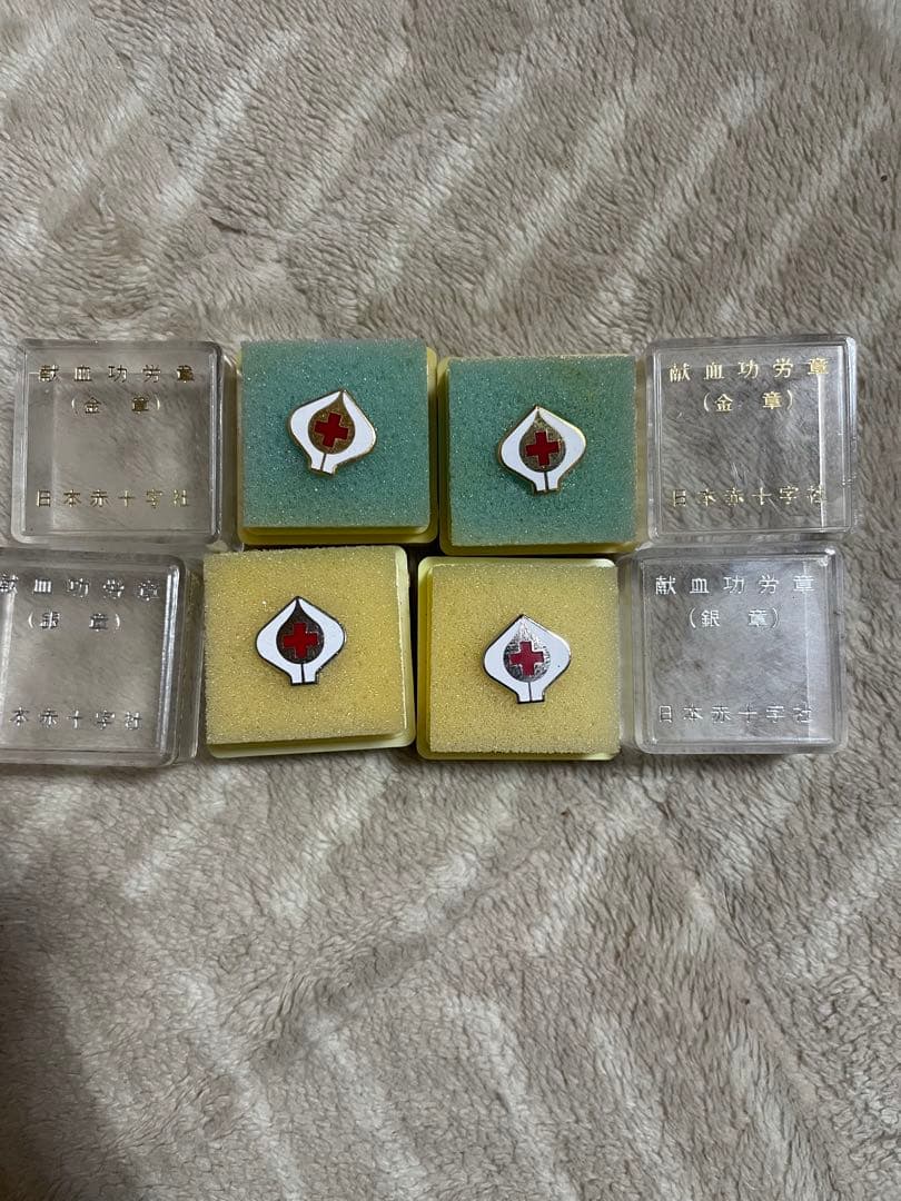 色々な勲章やピンバッチ