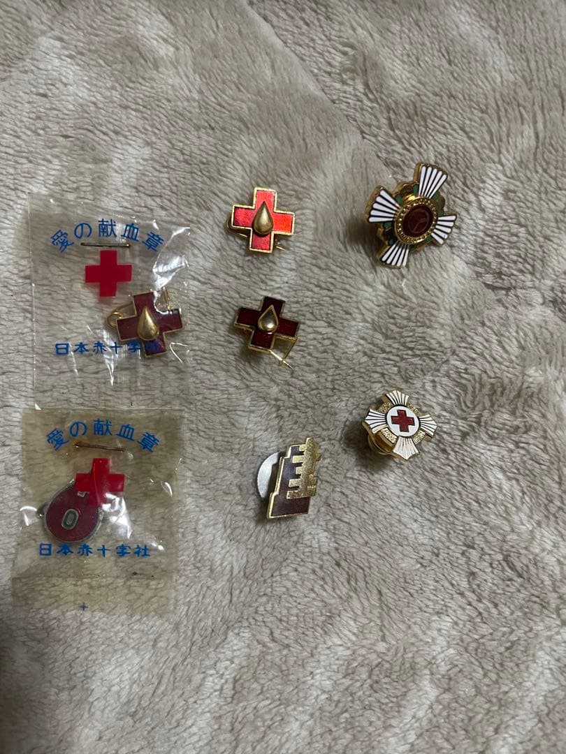 色々な勲章やピンバッチ