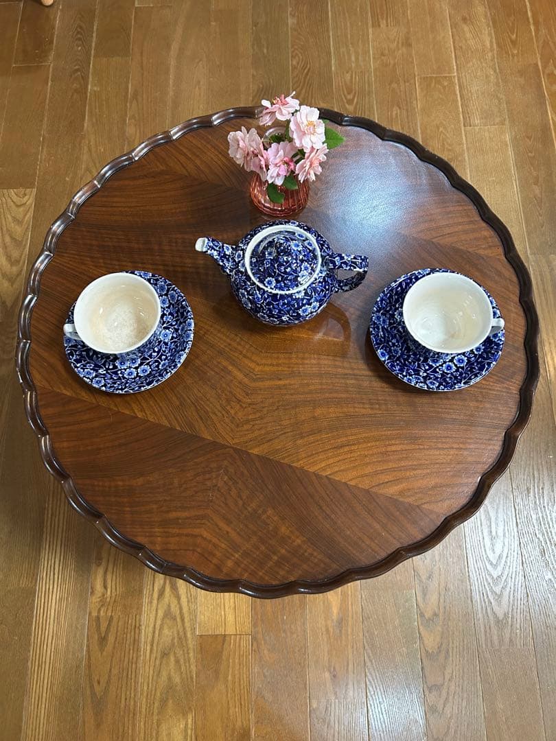 イギリス　アンティーク　コーヒーテーブル　猫脚　フリルの丸テーブル
