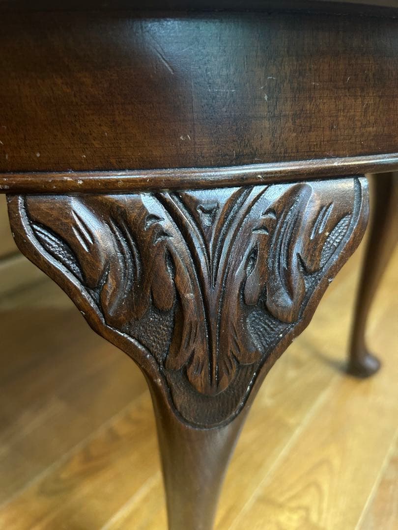 イギリス　アンティーク　コーヒーテーブル　猫脚　フリルの丸テーブル