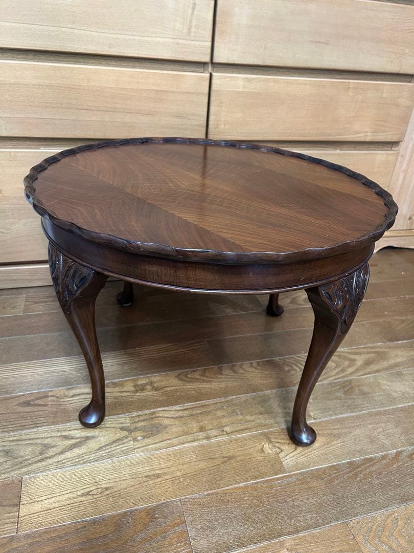 イギリス　アンティーク　コーヒーテーブル　猫脚　フリルの丸テーブル