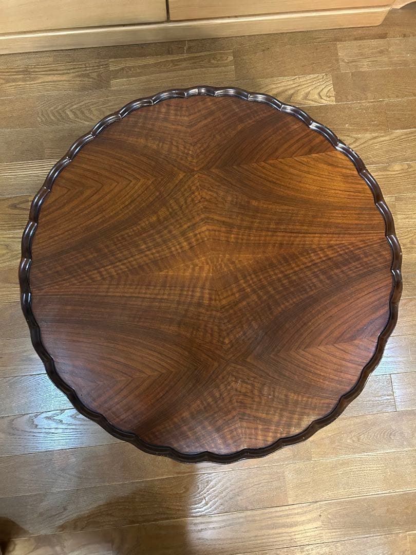 イギリス　アンティーク　コーヒーテーブル　猫脚　フリルの丸テーブル