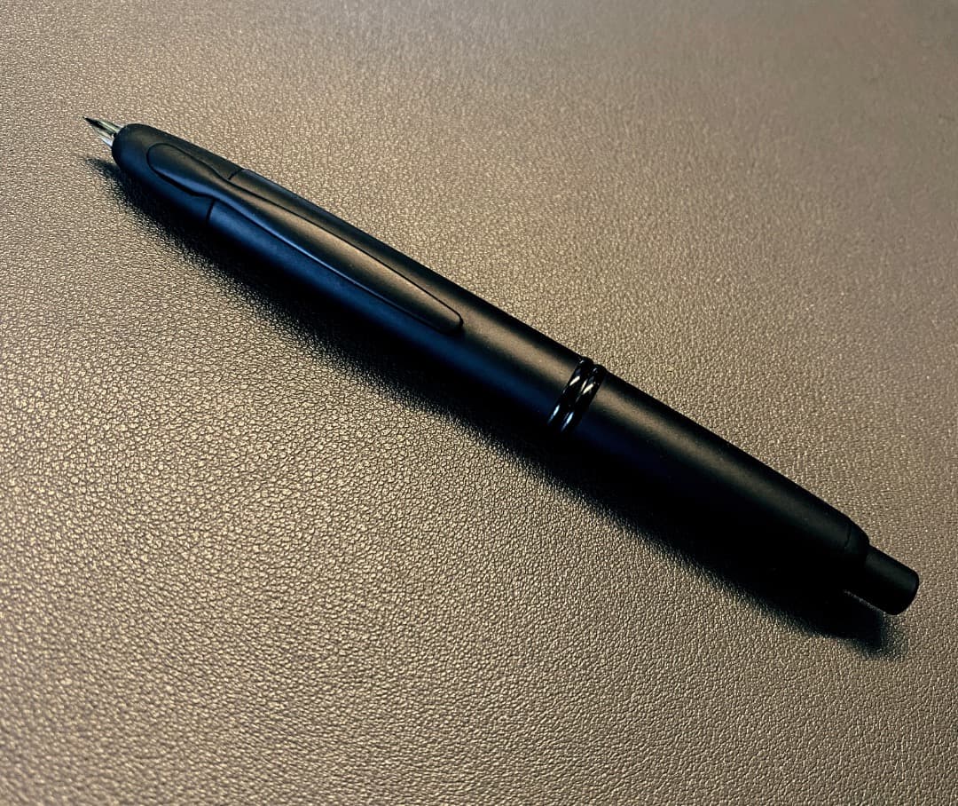 PILOT　万年筆　キャップレス　ブラックマット　EF