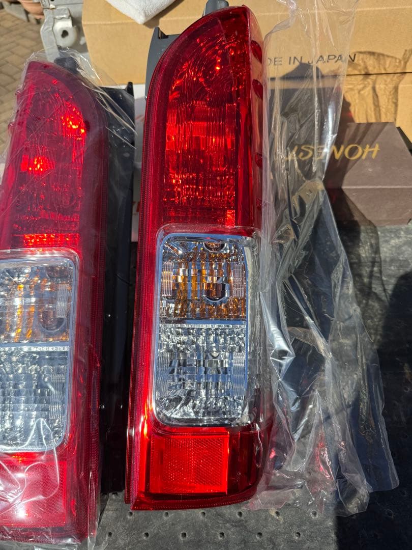 ハイエース7型純正テールランプ
