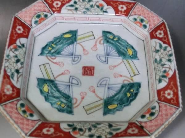 大皿■赤絵角皿 玩 窓牡丹図 花唐草 扇絵 古い飾り皿 古玩 時代物 骨董品■