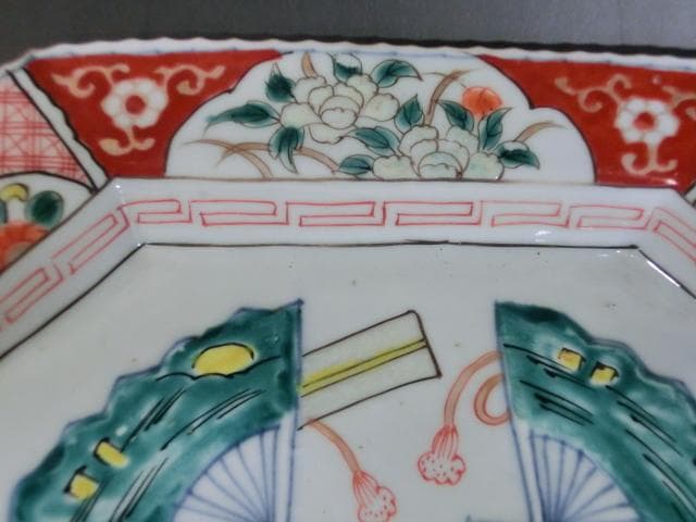 大皿■赤絵角皿 玩 窓牡丹図 花唐草 扇絵 古い飾り皿 古玩 時代物 骨董品■