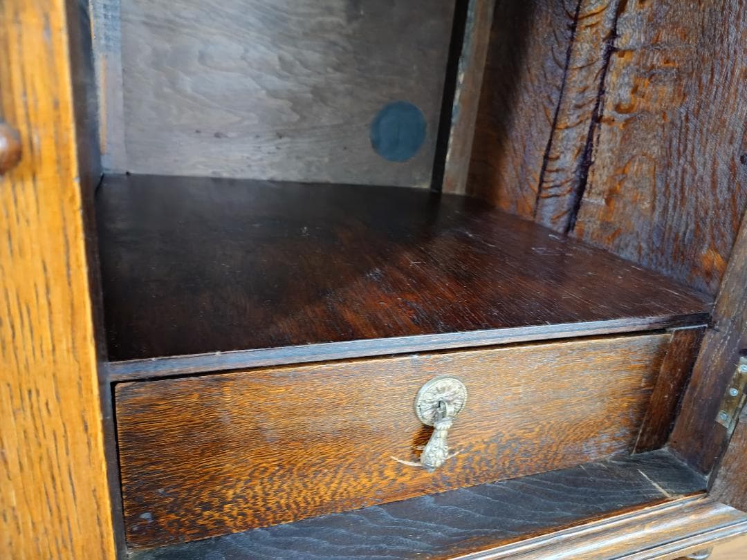 英国アンティーク サイドボード オーク材の彫刻装飾付き家具