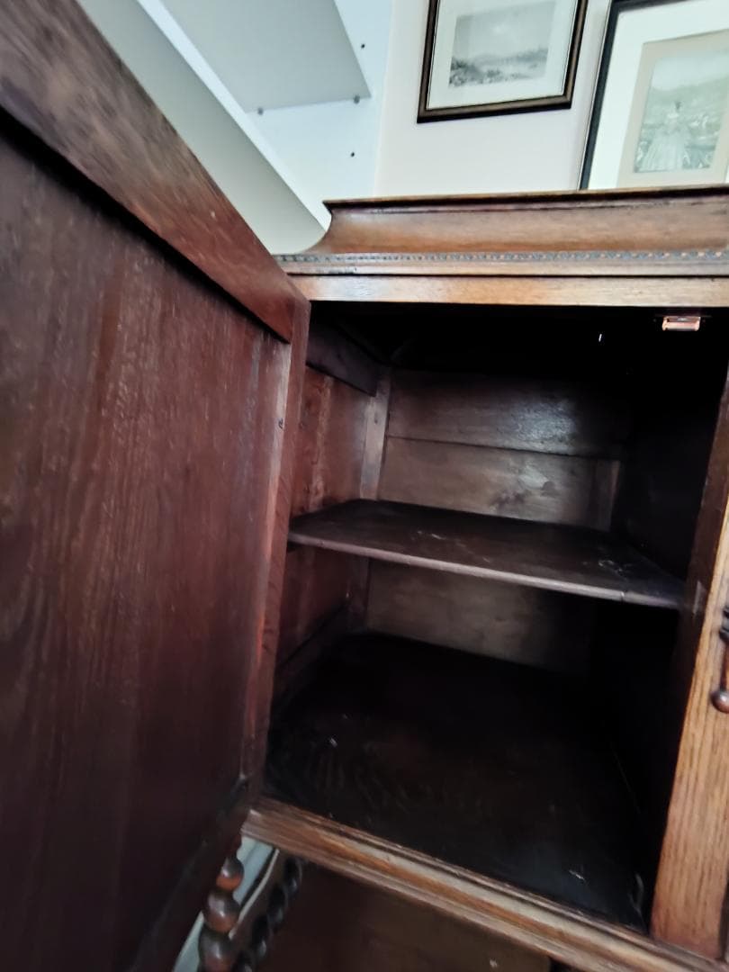 英国アンティーク サイドボード オーク材の彫刻装飾付き家具