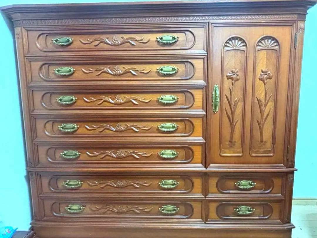 お値下げ！木製彫刻入り大型衣装ダンス　着物用和箪笥　アンティーク　彫刻　和洋