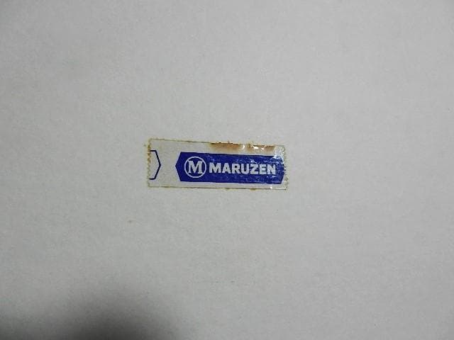 「隅折木製漆器四方盆」（茶道具菓子器？、およそ一辺２２㌢、重さ１３５ｇ）」