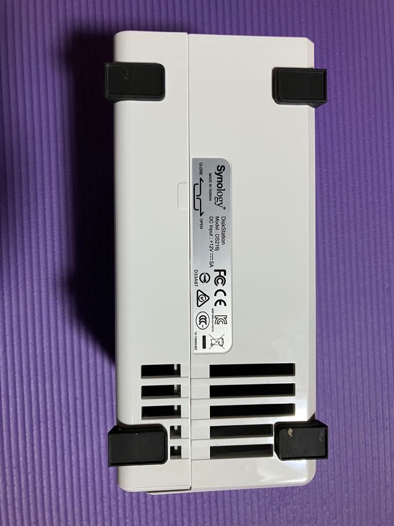 Synology DS216j NAS 本体と電源ケーブル