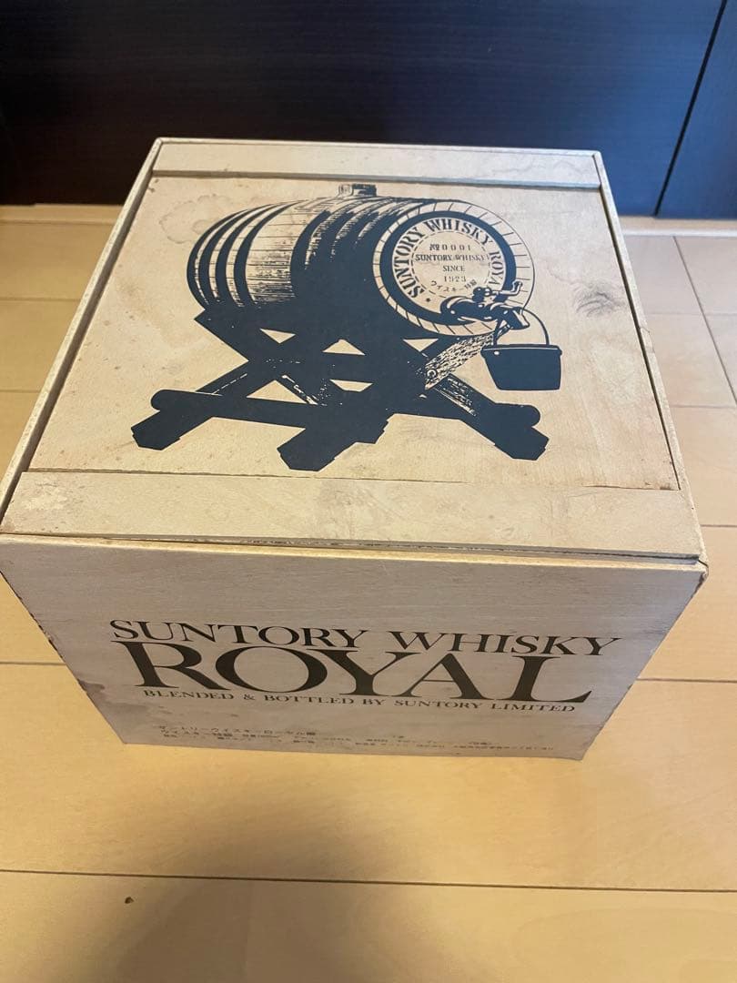 サントリーウイスキー ローヤル　樽型　木箱入り