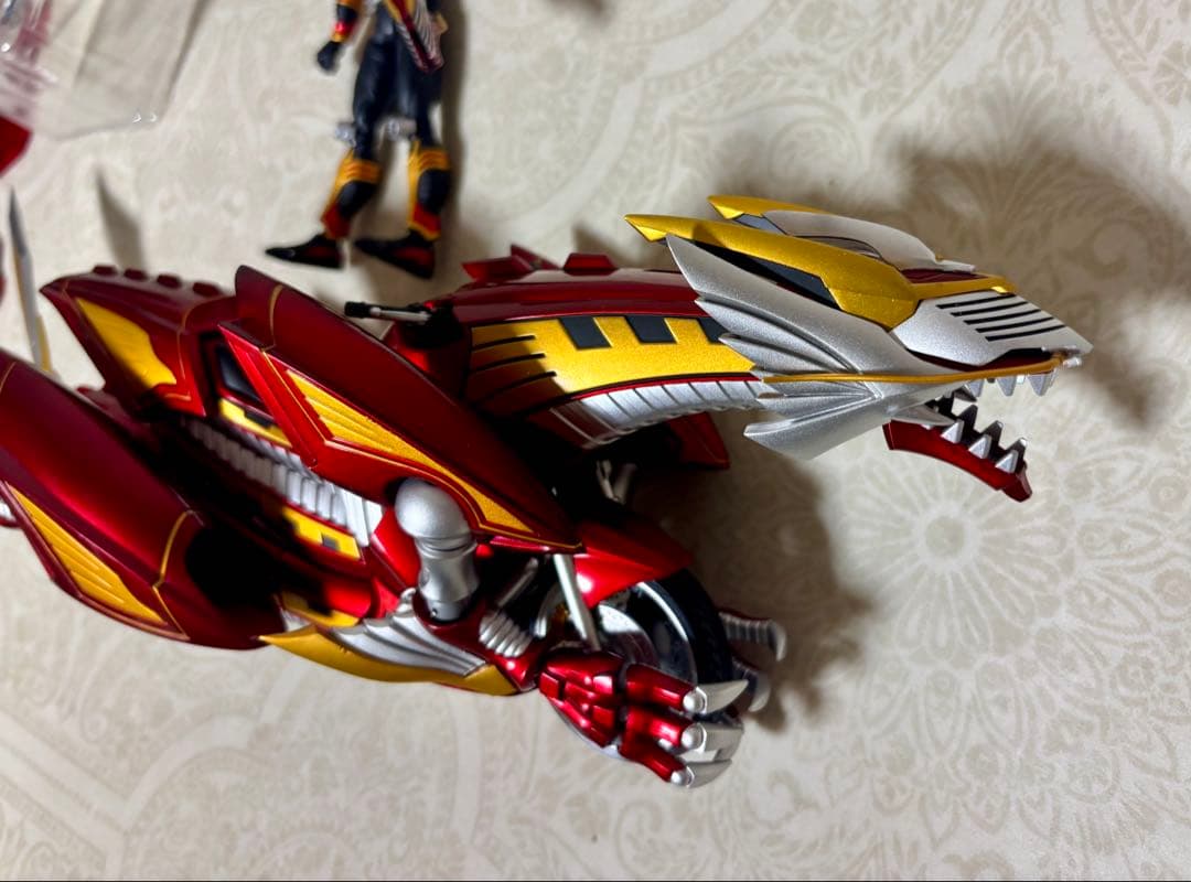 S.H.フィギュアーツ　仮面ライダー　龍騎　サバイブ ドラグランザー　フィギュア