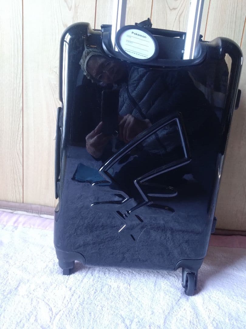 ピカチュウデザイン 中型キャリーケース ブラック