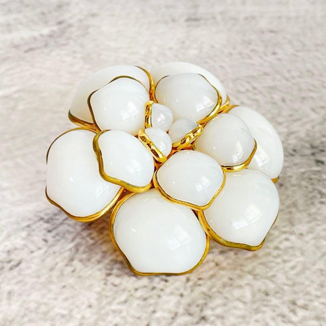 美品 AUGUSTINE ガラス カメリア ブローチ ペンダントヘッド ホワイト