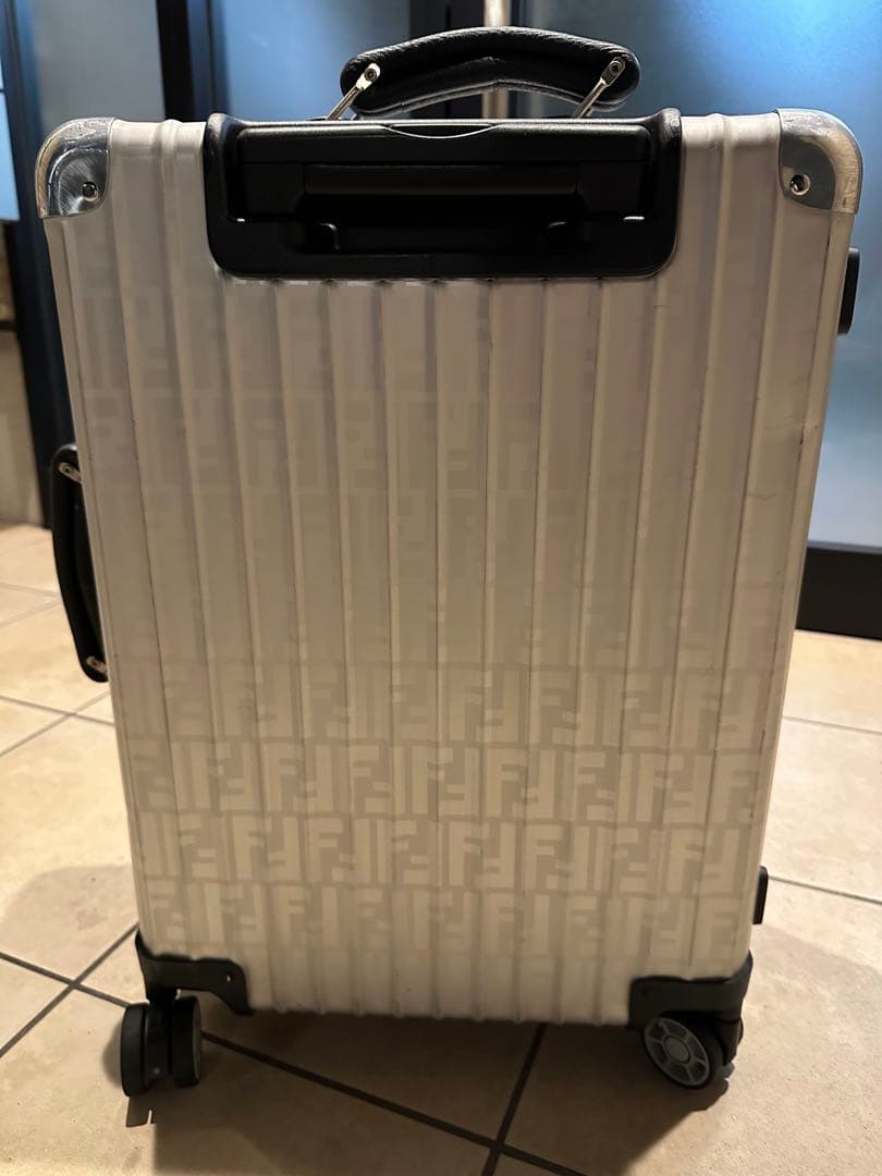 Fendi シルバー キャリーケース 中型