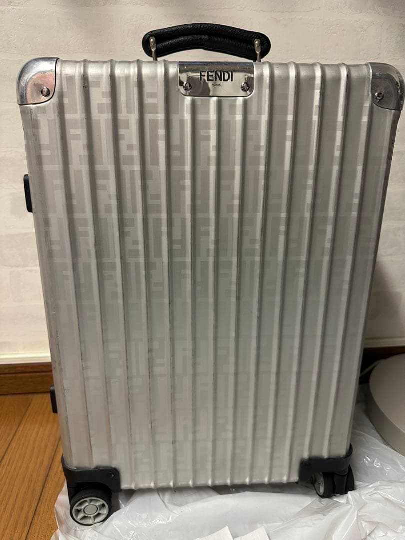Fendi シルバー キャリーケース 中型