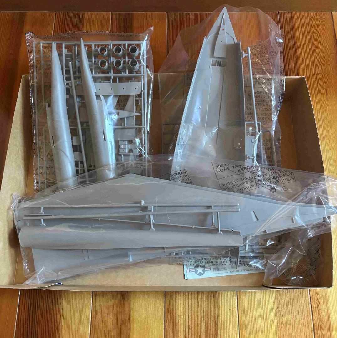 ◆値下げしました◆　プラモデル XB-70 Valkyrie 1/72スケール