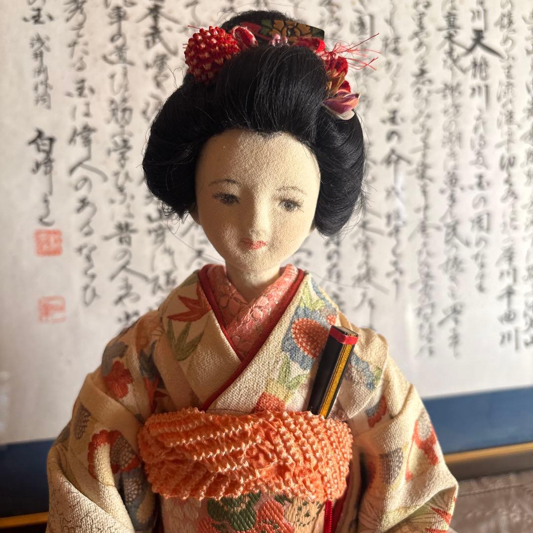 美しい日本人形 赤と多色の衣装