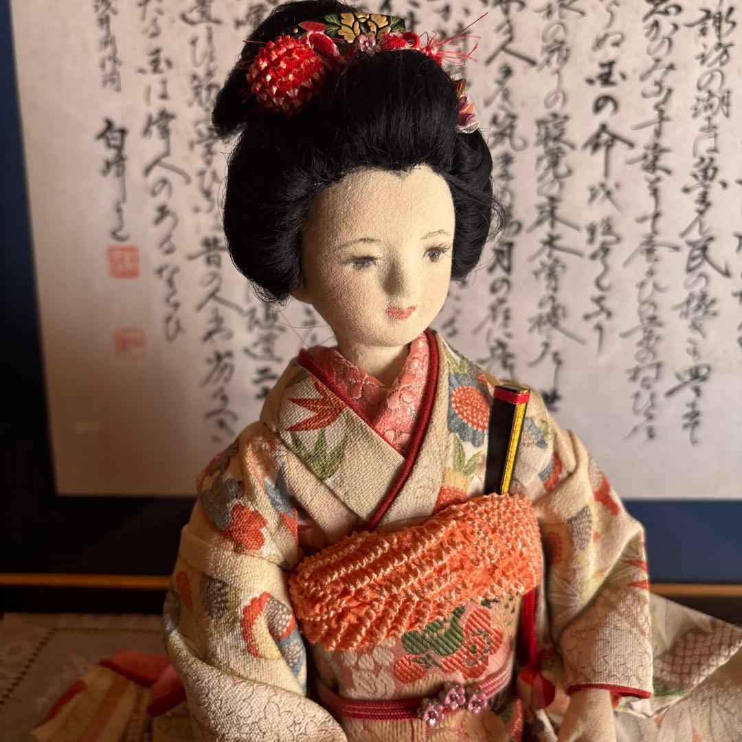 美しい日本人形 赤と多色の衣装