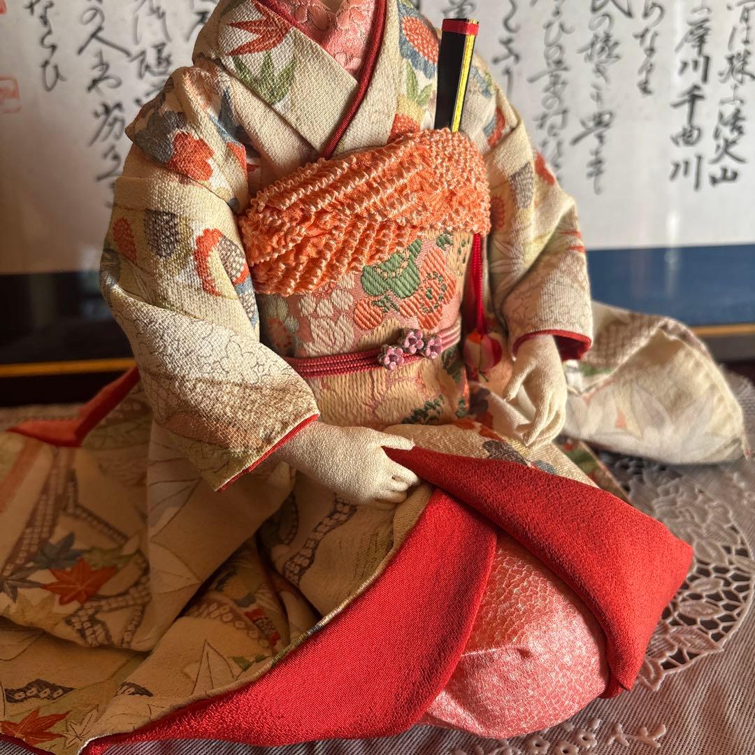 美しい日本人形 赤と多色の衣装