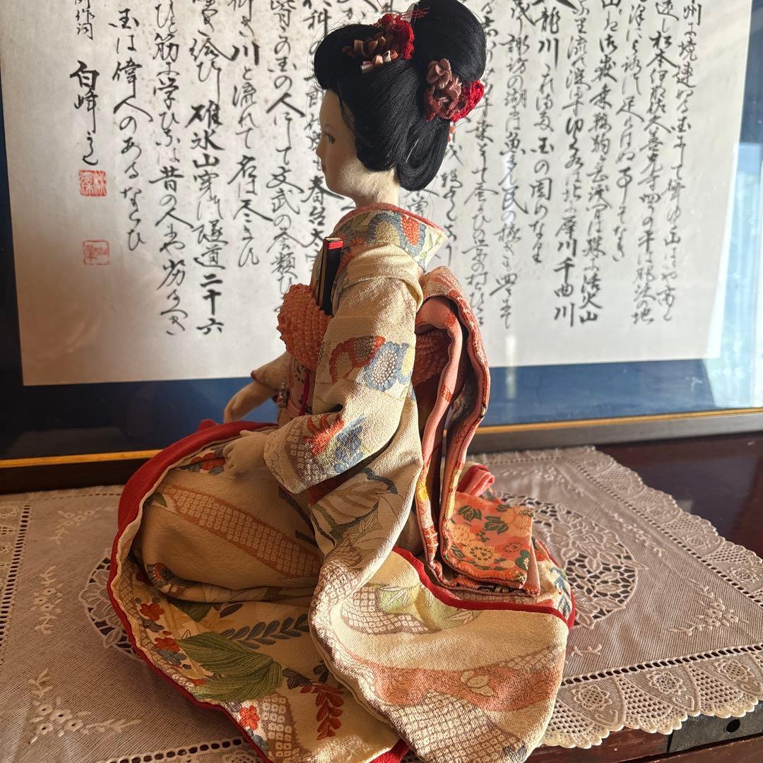 美しい日本人形 赤と多色の衣装