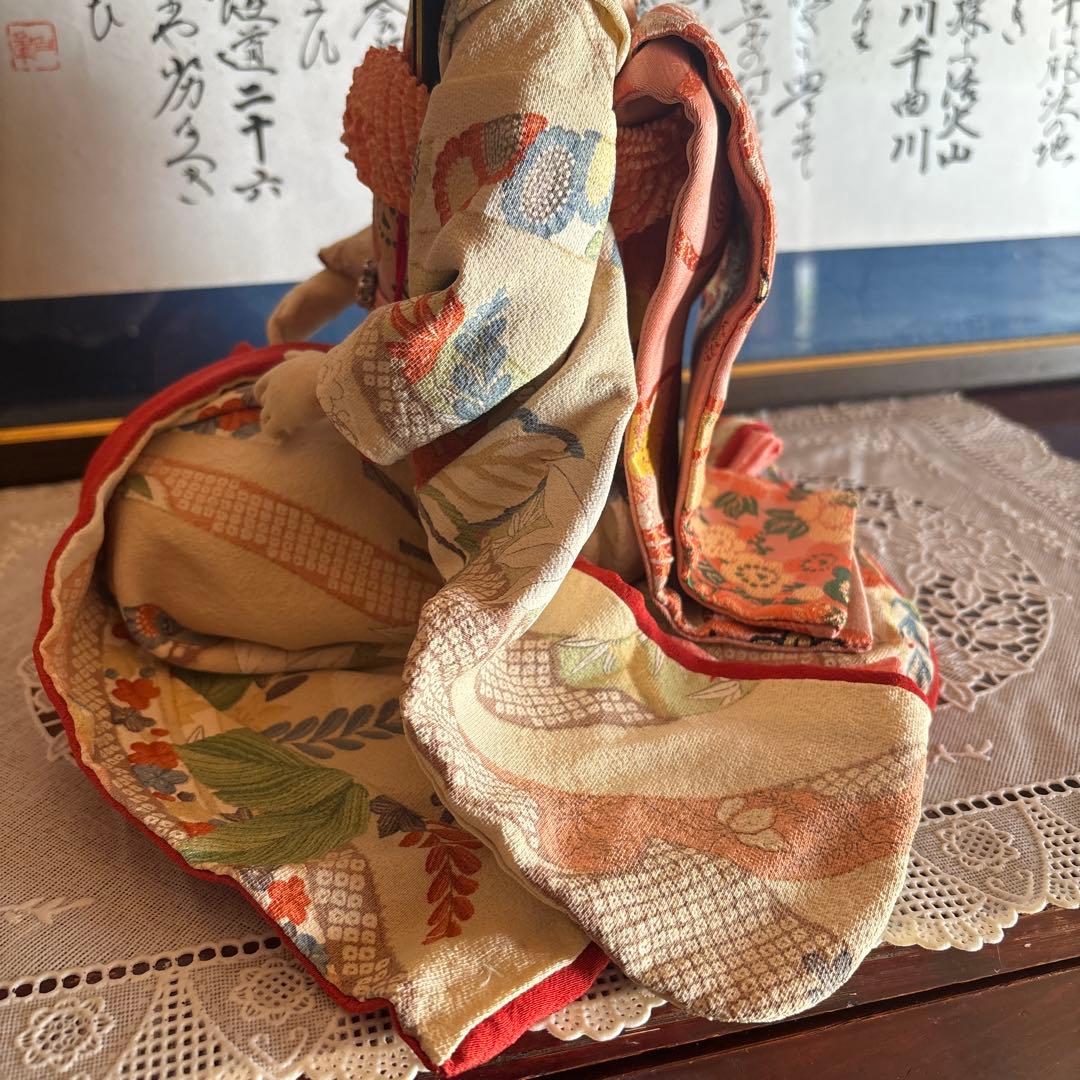 美しい日本人形 赤と多色の衣装