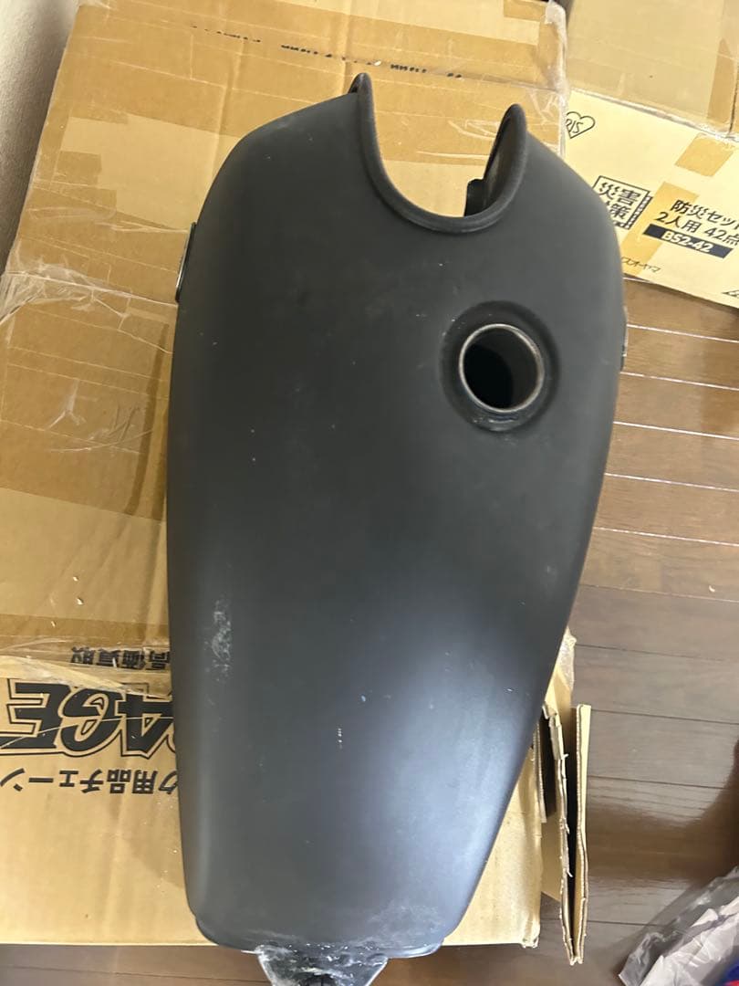 sr400 純正 マットブラックタンク タンクキャップもお付けします。