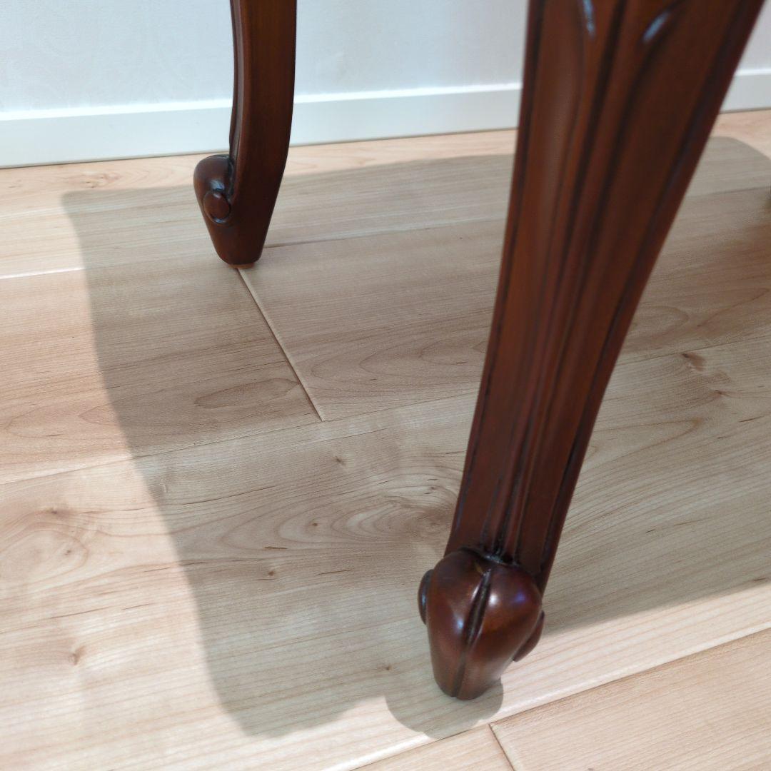 クリーム色の彫刻入りスツール