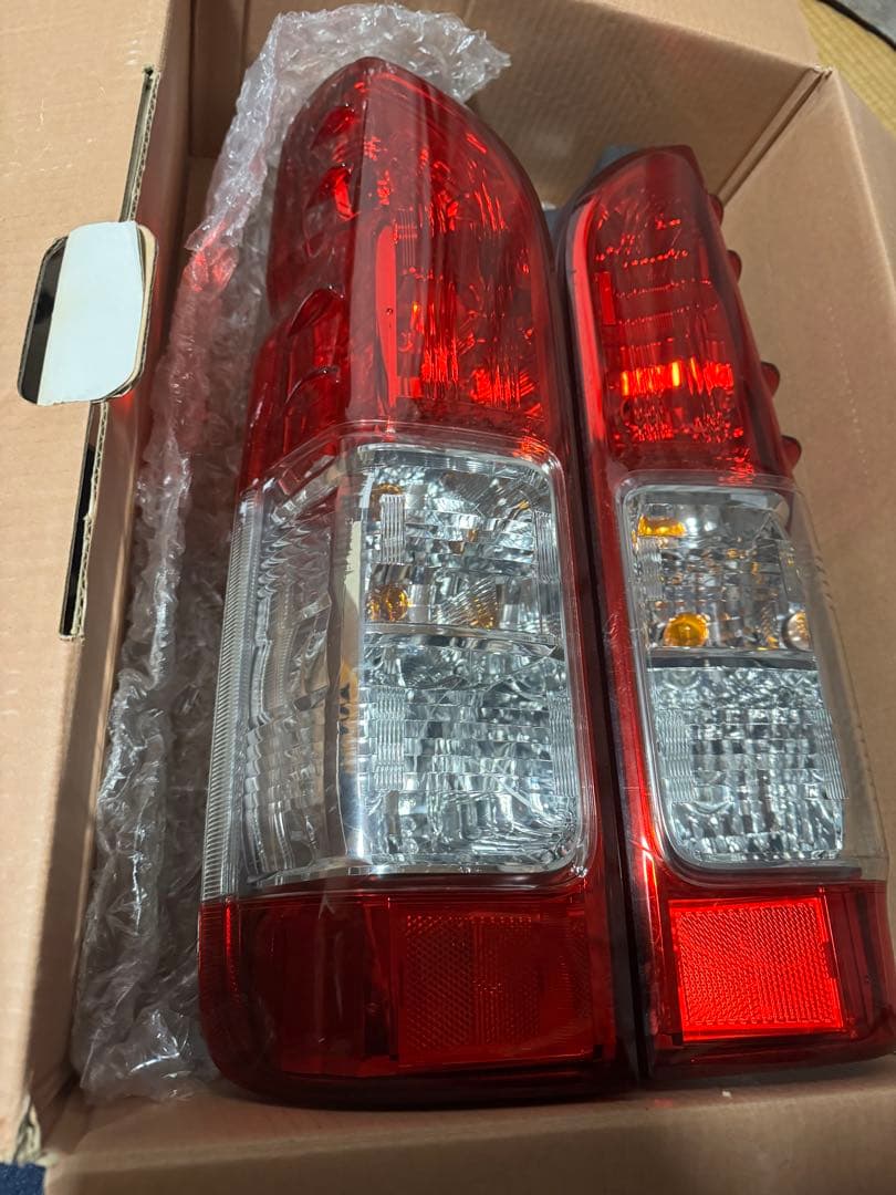200系ハイエースバン　4型以後　純正クリアテール左右セット③送料込み